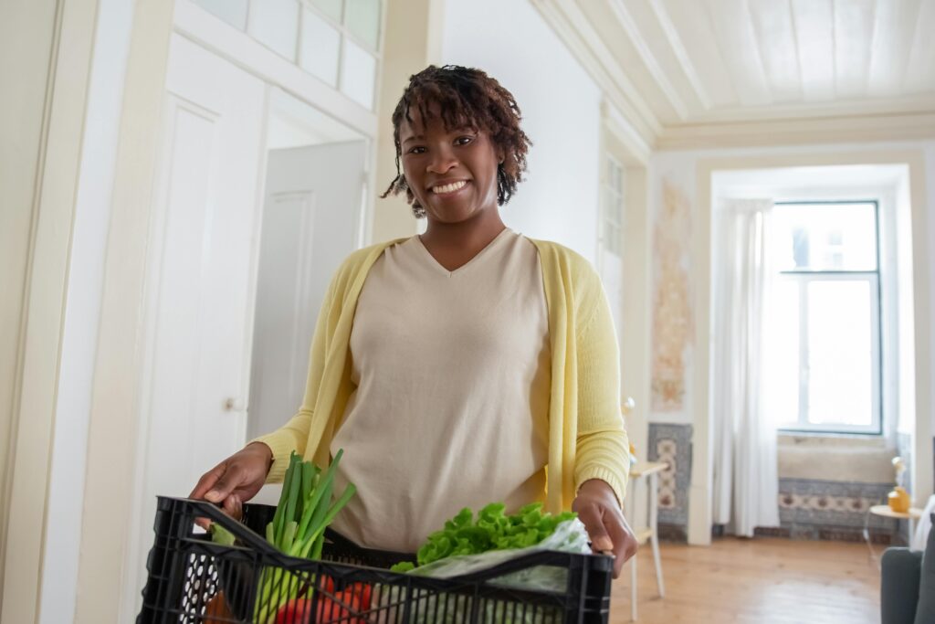 pexels-kampus-7551591 home care nurse grocery shopping